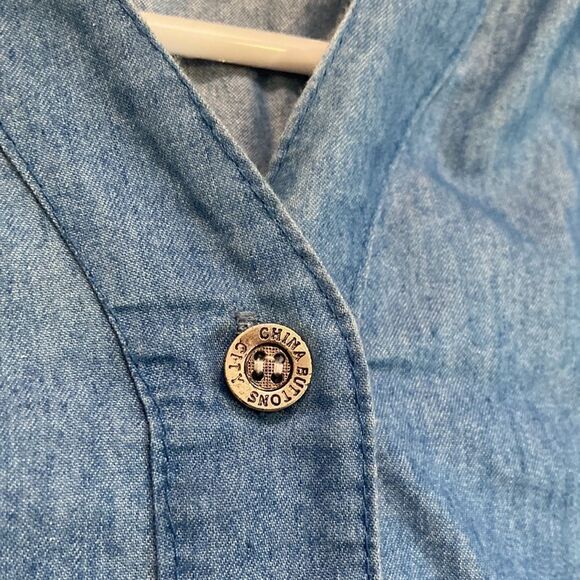5/$15 Women’s Loose Fitting Light Blue Button Down Chambray Shirt Size XS - Picture 3 of 5